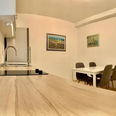 Summer 2 Apartment *