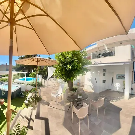 Summer App Pool Jacuzzi 2 Makarska
