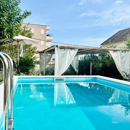 Summer App Pool Jacuzzi 2 Apartman